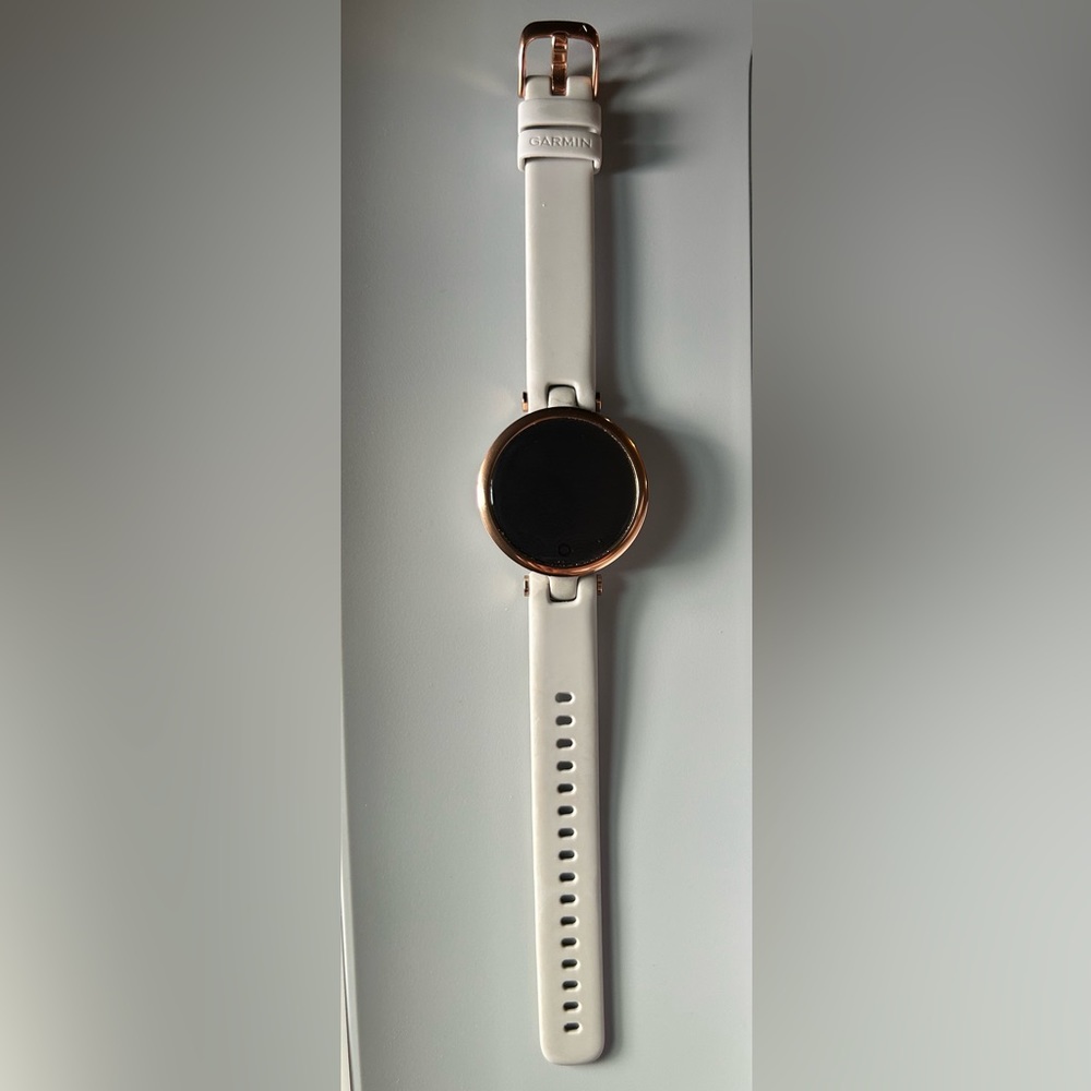 Garmin sports smart watch. Works great.  Comes with charger.